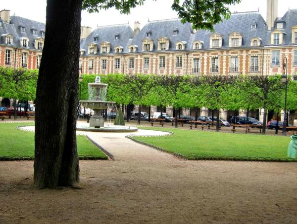 ρομαντικό ξενοδοχείο στο Παρίσι Place des Vosges πολυτελές ξενοδοχείο στον κήπο
