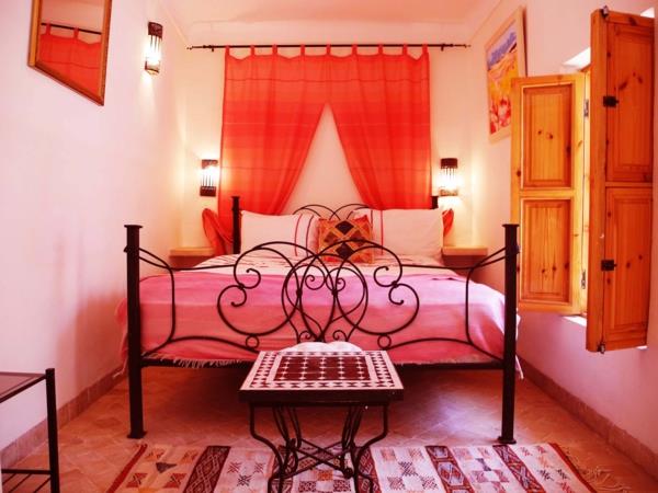 ροζ κρεβατοκάμαρα μεταλλικό κρεβάτι πορτοκαλί