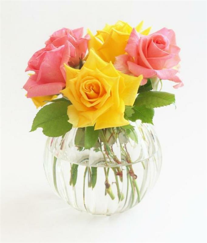 τριαντάφυλλα διακόσμηση ροζ κίτρινα κομμένα λουλούδια γυάλινο βάζο