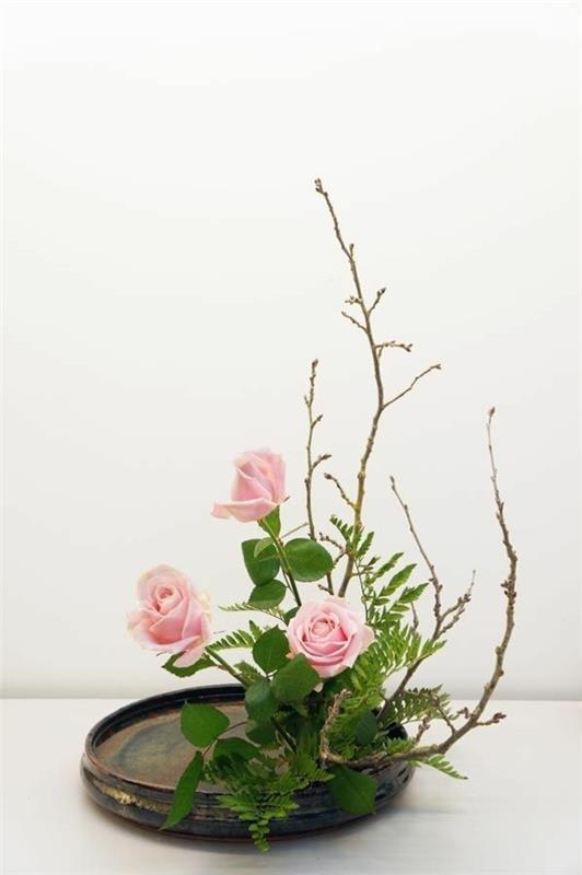 τριαντάφυλλο φτέρη ikebana ιαπωνική ρύθμιση λουλουδιών