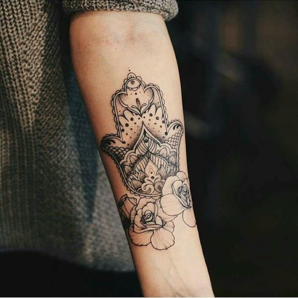 τριαντάφυλλο hamsa τατουάζ αντιβράχιο