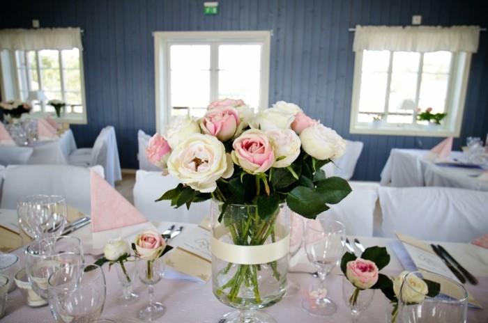 μπουκέτο με τριαντάφυλλα ως διακόσμηση τραπεζιού σκανδιναβικός γάμος