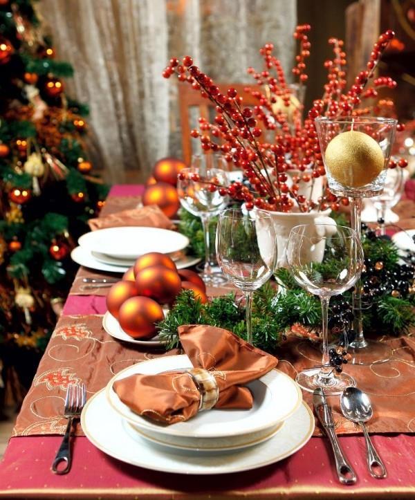 κόκκινο-πορτοκαλί-χριστουγεννιάτικο-τραπέζι-διακόσμηση-με-χριστουγεννιάτικα-στολίδια-μούρα