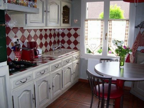κόκκινα λευκά πλακάκια κουζίνας καθρέφτης κουζίνας έπιπλα γαλλικά
