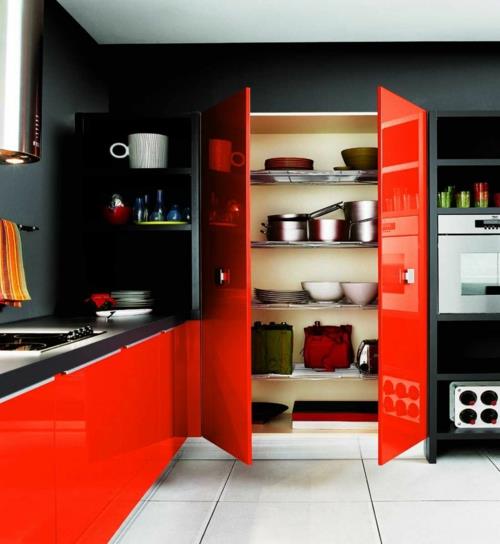 κόκκινο χρώμα στην κουζίνα αποχρώσεις ράφι ντουλάπι γυαλιστερό μαύρο τοίχο