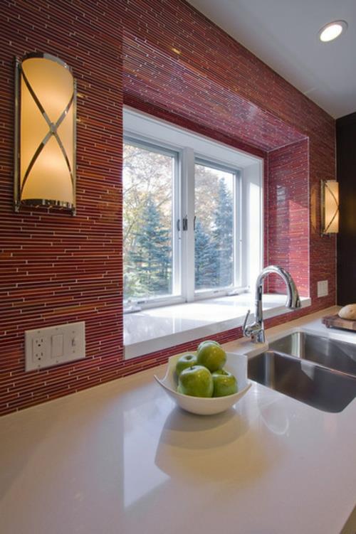 κόκκινη κουζίνα πίσω πλακάκια τοίχου νιπτήρας φωτός ημέρας