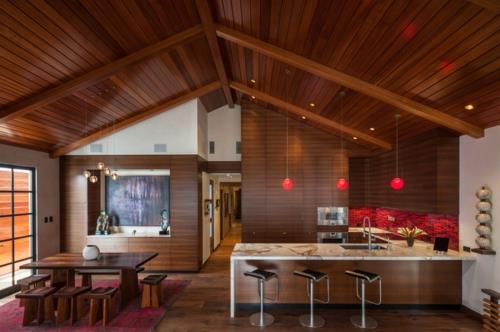 κόκκινη κουζίνα πίσω τοίχο ψηφιδωτά πλακάκια κρεμαστά φωτιστικά ξύλινη οροφή