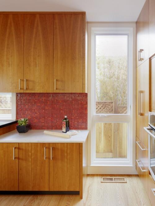 κόκκινη κουζίνα πίσω τοίχο μωσαϊκό πλακάκι ξύλινο ντουλάπι κουζίνας
