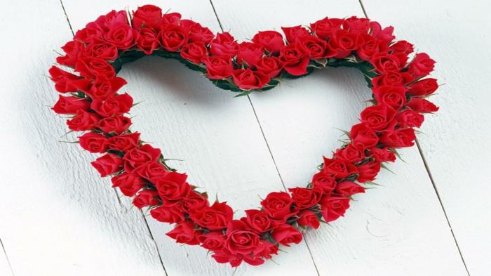 κόκκινα τριαντάφυλλα εκπλήσσουν το σχήμα της καρδιάς