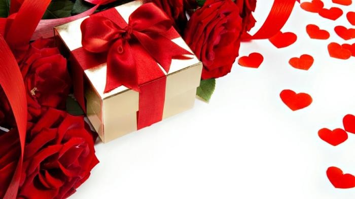 δώρο μπουκέτο με κόκκινα τριαντάφυλλα