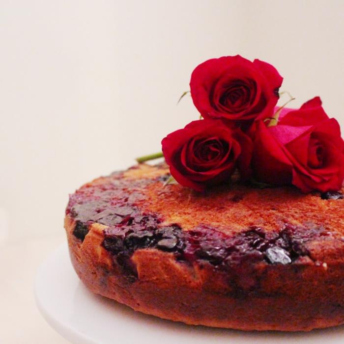 Bήστε το διακοσμητικό κέικ με κόκκινο τριαντάφυλλο