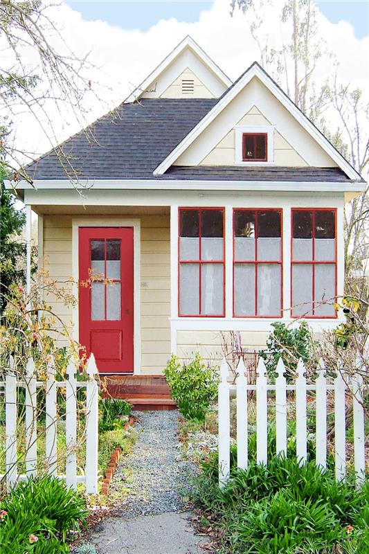 κόκκινες πόρτες και παράθυρα μικροσκοπικά σπίτια