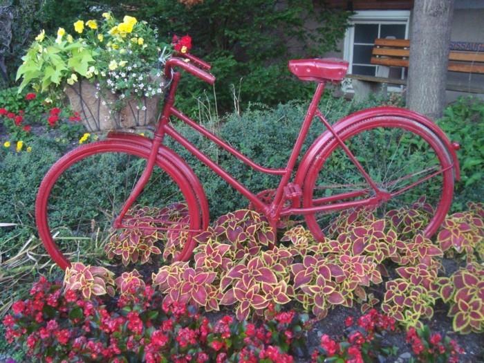 κόκκινο ποδήλατο στον κήπο