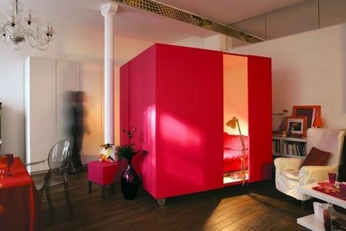 κόκκινη ντουλάπα - υπέροχη ιδέα για διαμέρισμα ενός δωματίου