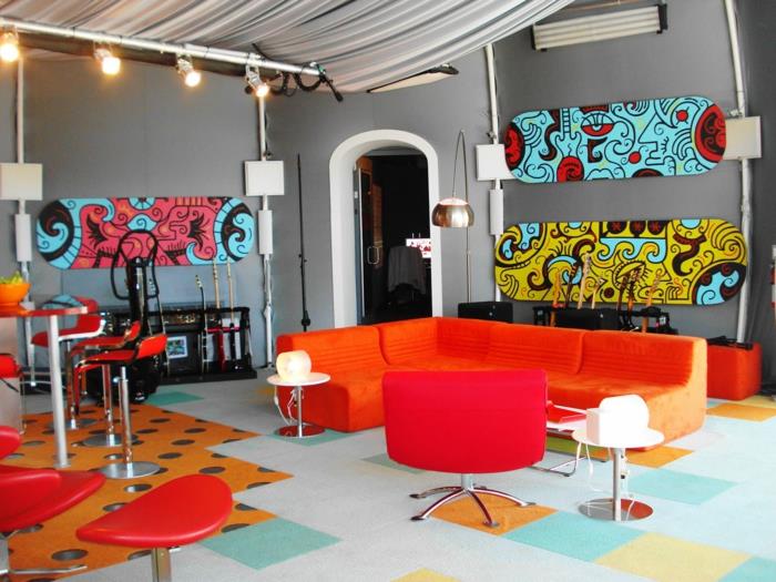 κόκκινη πολυθρόνα πορτοκαλί καναπές σαλόνι χρωματιστό χαλί