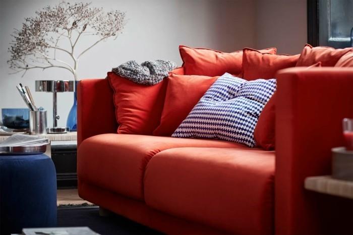 κόκκινος βελούδινος καναπές πουφ ρίξτε μαξιλάρια συλλογή ikea στοκχόλμη 2017