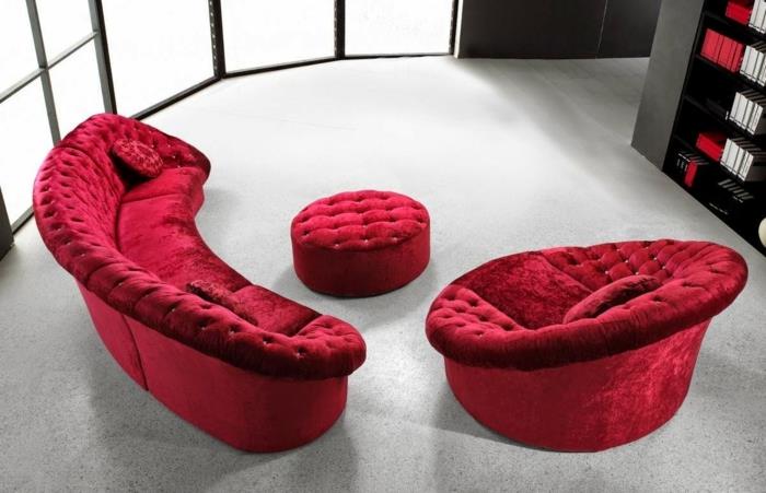 Ο κόκκινος καναπές διακοσμεί το σαλόνι με στυλ