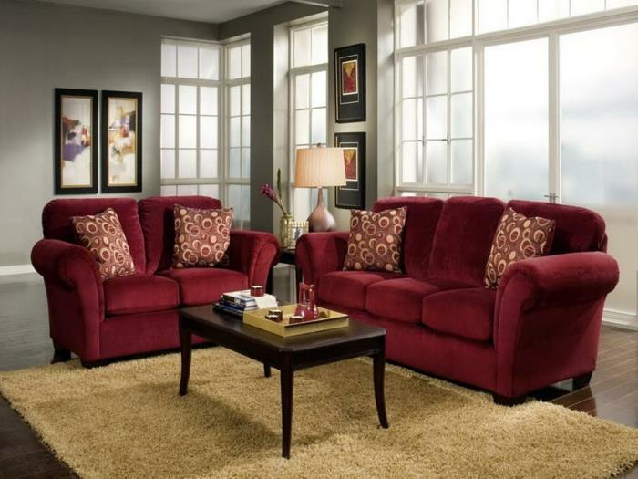 κόκκινος καναπές σαλόνι επιπλωμένο μπεζ χαλί
