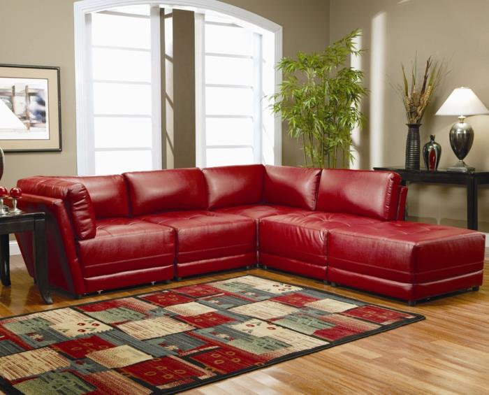 κόκκινος καναπές που στήνει το σαλόνι υπέροχο χαλί