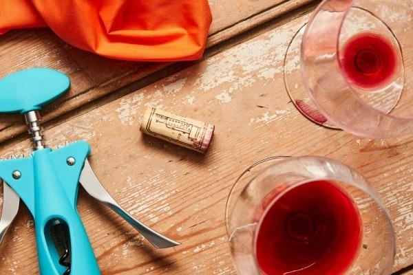 αφαιρέστε το κόκκινο κρασί λεκέδες τραπέζι κόκκινο κρασί ξύλινα έπιπλα