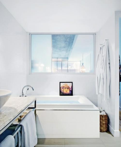 ήσυχο δροσερό σπίτι σχεδιασμό μπάνιο λευκό καθρέφτη νεροχύτη