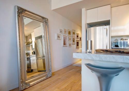 ήσυχο δροσερό σπίτι σχεδιασμός μεγάλος καθρέφτης διάδρομος κουζίνα