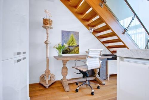 ήσυχο δροσερό σπίτι σχέδιο ρουστίκ φωτιστικό δαπέδου κλασικά στολίδια σκάλες