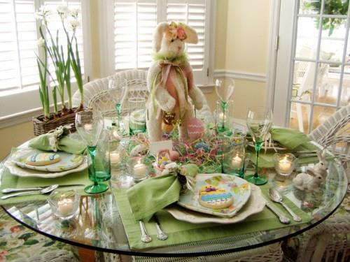 στρογγυλό γυάλινο τραπέζι οικογενειακή γιορτή ιδέα ντεκό