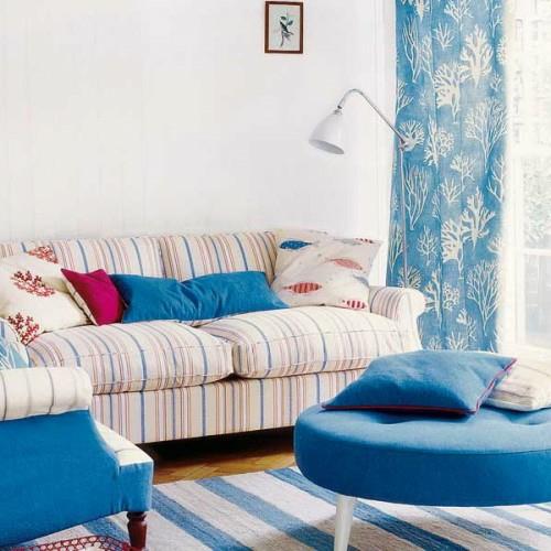 στρογγυλό σκαμπό διακοσμητικές κουρτίνες μπλε ρίγες καναπέ χαλί