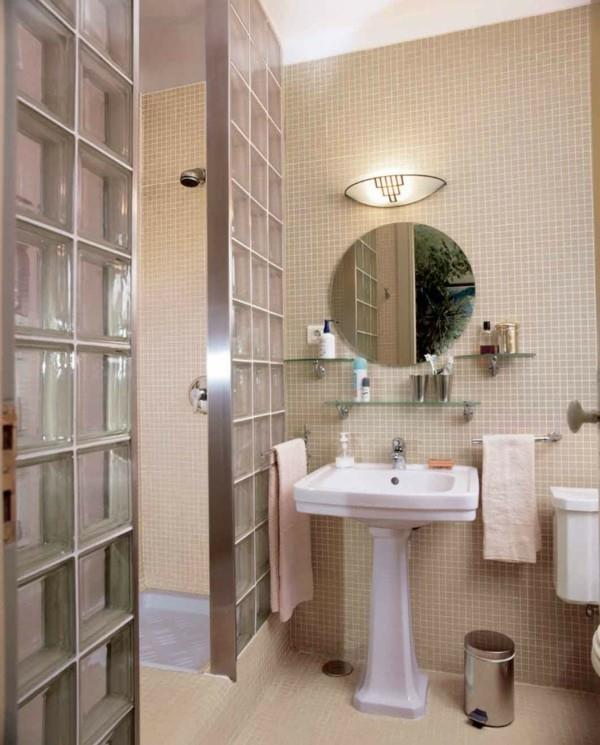 στρογγυλός καθρέφτης μπάνιου με άνετο μπεζ μπάνιο