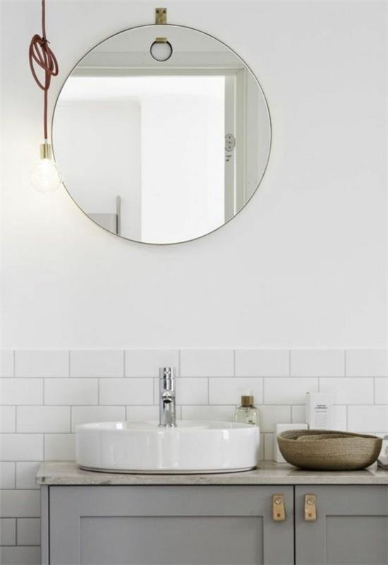 στρογγυλό καθρέφτη μπάνιου μινιμαλιστικό σχέδιο μπάνιου λευκά πλακάκια μετρό