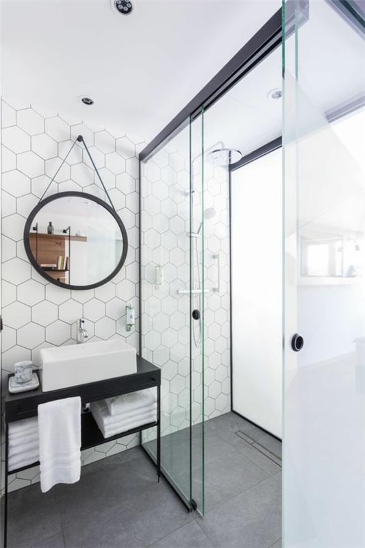 στρογγυλό καθρέφτη μπάνιου μοντέρνο μπάνιο λευκά πλακάκια μπάνιου όμορφο σχήμα γκρι δάπεδο