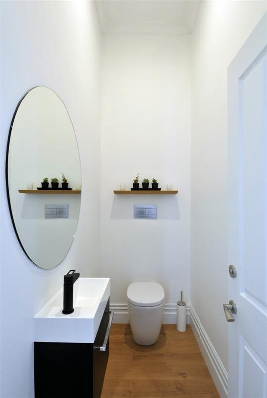 στρογγυλό καθρέφτη μπάνιου απλό σχέδιο μπάνιου λευκοί τοίχοι δάπεδο ξύλινη εμφάνιση