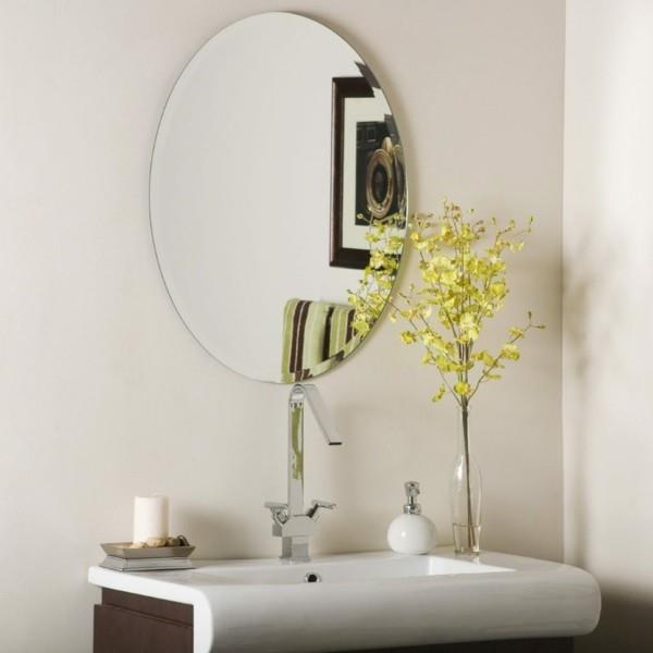 στρογγυλός καθρέφτης μπάνιου απλός σχεδιασμός λευκοί τοίχοι μοντέρνα έπιπλα μπάνιου