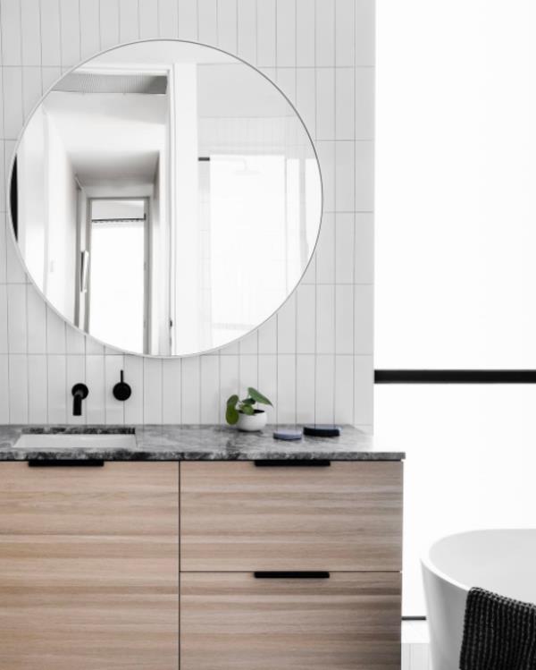 στρογγυλό καθρέφτη μπάνιου κάθετα πλακάκια τοίχου μοντέρνα μονάδα ματαιοδοξίας