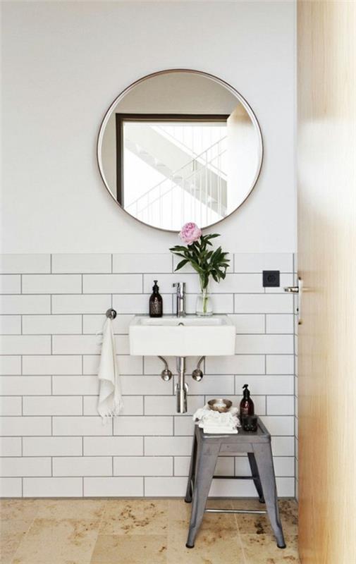 στρογγυλό καθρέφτη μπάνιου λευκά πλακάκια μετρό πλακάκια ξύλου