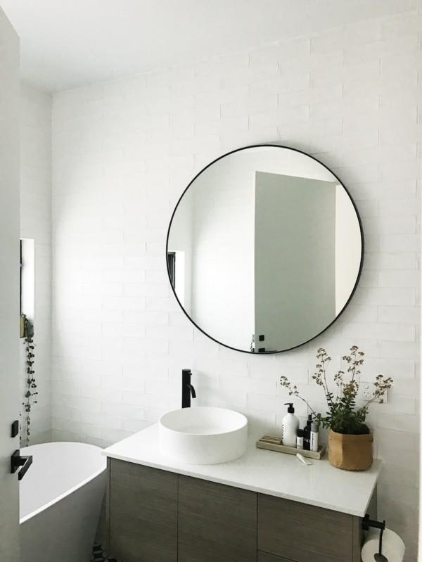 στρογγυλό καθρέφτη μπάνιου μαύρο πλαίσιο λευκά πλακάκια μπάνιου