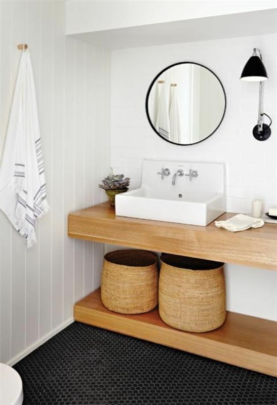 στρογγυλό καθρέφτη μπάνιου λευκοί τοίχοι ξύλινα στοιχεία