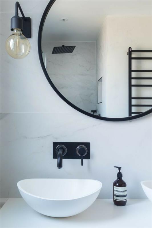 στρογγυλό καθρέφτη μπάνιου λευκοί τοίχοι μπάνιου μαύροι τόνοι