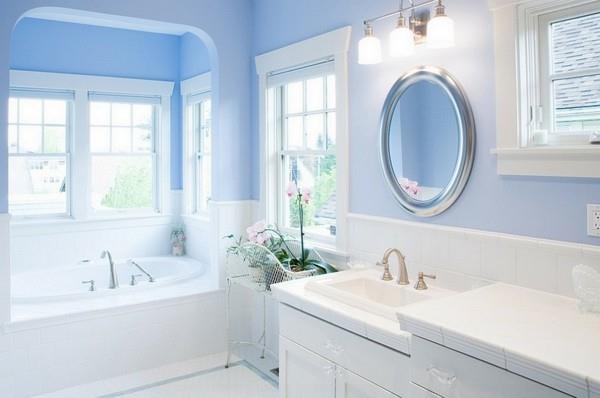 στρογγυλό καθρέφτη μπάνιου λευκό μπάνιο ανοιχτό μπλε τοίχοι