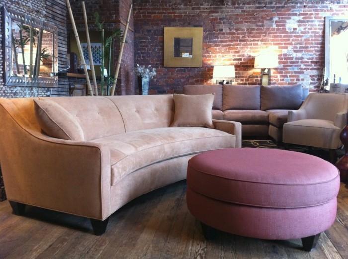στρογγυλός καναπές μπεζ στρογγυλός καναπές μωβ τραπεζάκι από τούβλο τοίχο