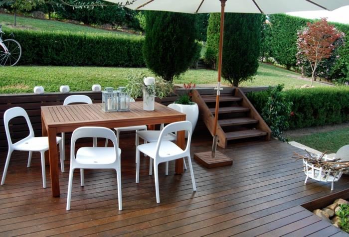ρουστίκ εξωτερικά έπιπλα σετ ξύλινο ξύλινο τραπέζι και πλαστικές καρέκλες