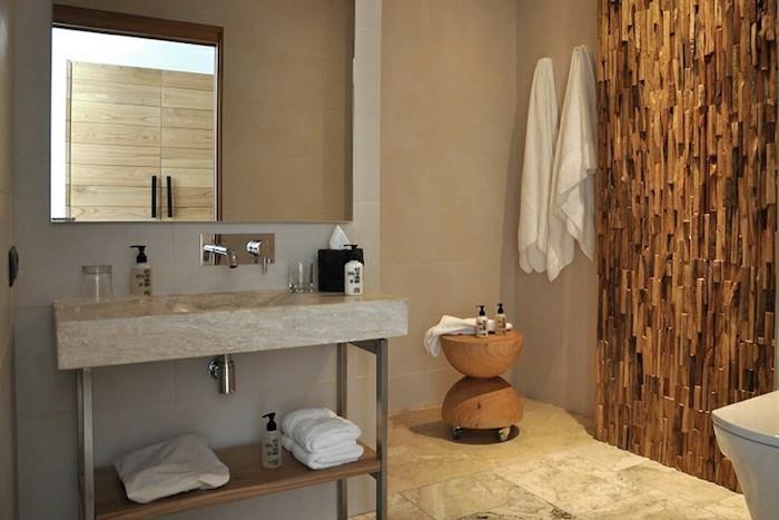 ρουστίκ ξύλινοι τοίχοι όμορφος τοίχος προφοράς στο μπάνιο