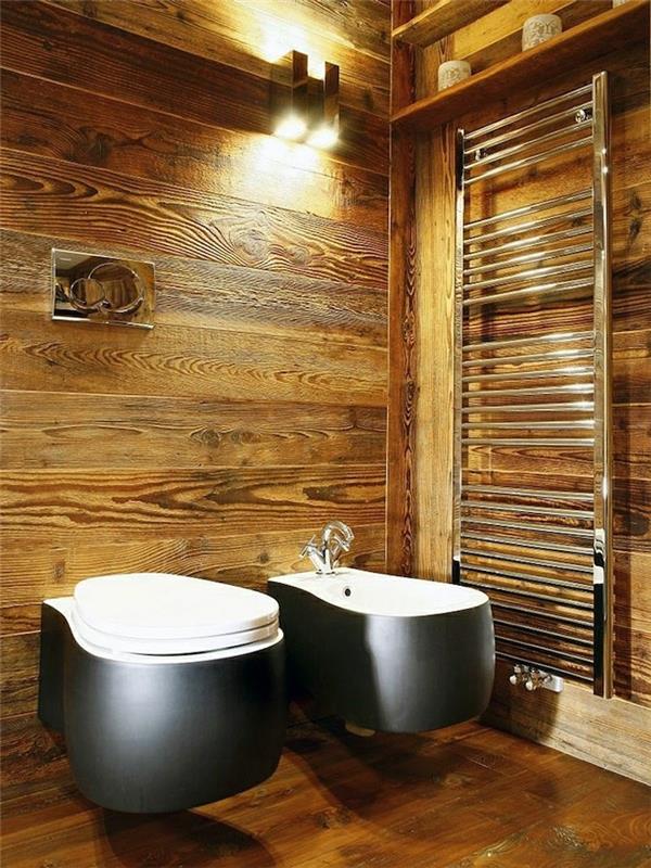 αγροτικό ξύλινο σχέδιο τοίχου στο μπάνιο