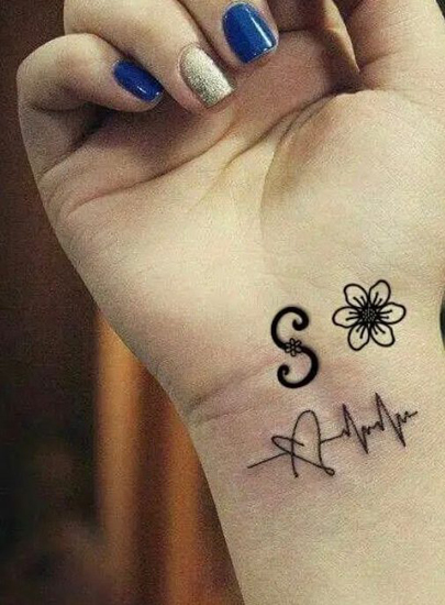 Gėlių S raidės tatuiruotė su širdies plakimu