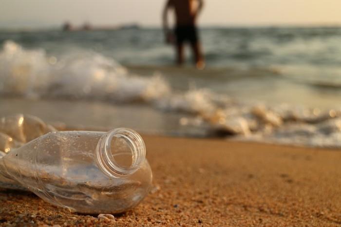 άδειο πλαστικό μπουκάλι στην παραλία