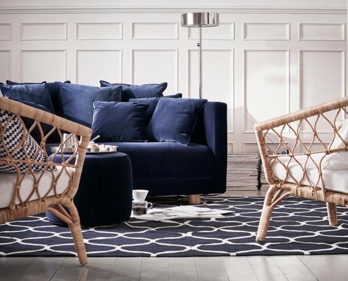 βελούδινος καναπές σκούρο μπλε μοκέτα χαλί μπαστούνι πολυθρόνα σαλόνι ιδέες ikea