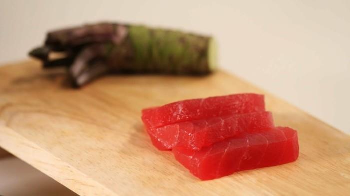 Τρώγοντας sashimi χωρίς ρύζι ή άλλα συστατικά