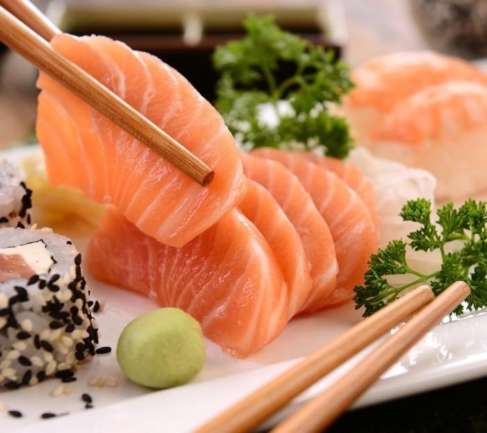 Φάτε sushi sushi με ξυλάκια