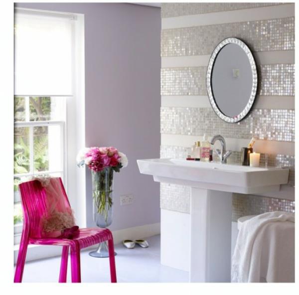 λαμπερό κεραμίδι μπάνιου έπιπλα καρέκλα ροζ τοίχου καθρέφτη